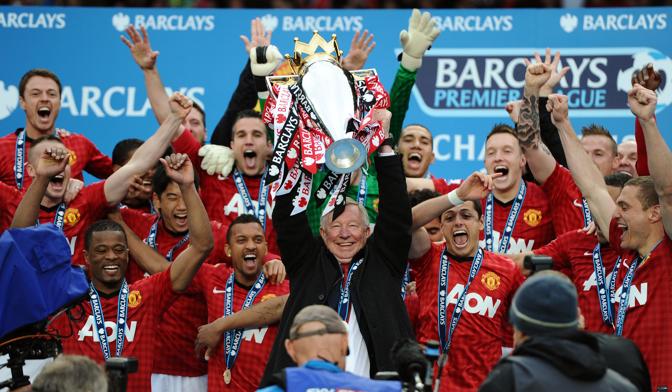 Ferguson alza il trofeo della Premier League. Afp